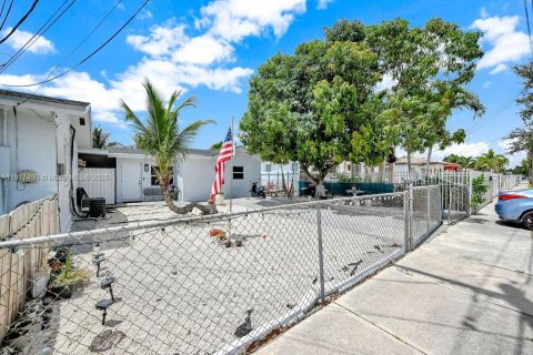 Casa en alquiler en Miami, Florida, 3 dormitorios, 102.19 m2 № 1973895 - foto 2