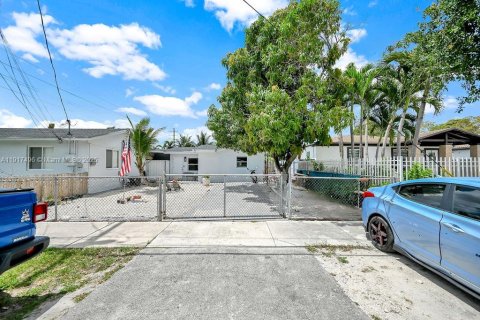 Casa en alquiler en Miami, Florida, 3 dormitorios, 102.19 m2 № 1973895 - foto 1