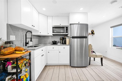 Casa en alquiler en Miami, Florida, 3 dormitorios, 102.19 m2 № 1973895 - foto 11