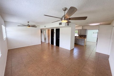 Casa en venta en Orlando, Florida, 4 dormitorios, 153.75 m2 № 2150395 - foto 3