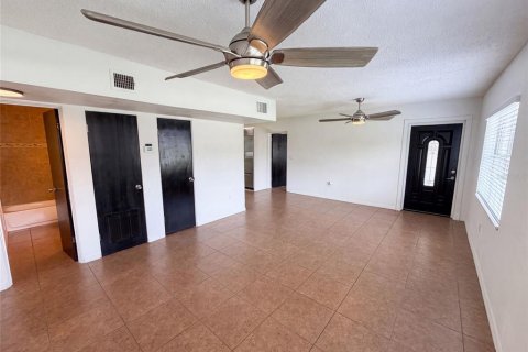 Casa en venta en Orlando, Florida, 4 dormitorios, 153.75 m2 № 2150395 - foto 7