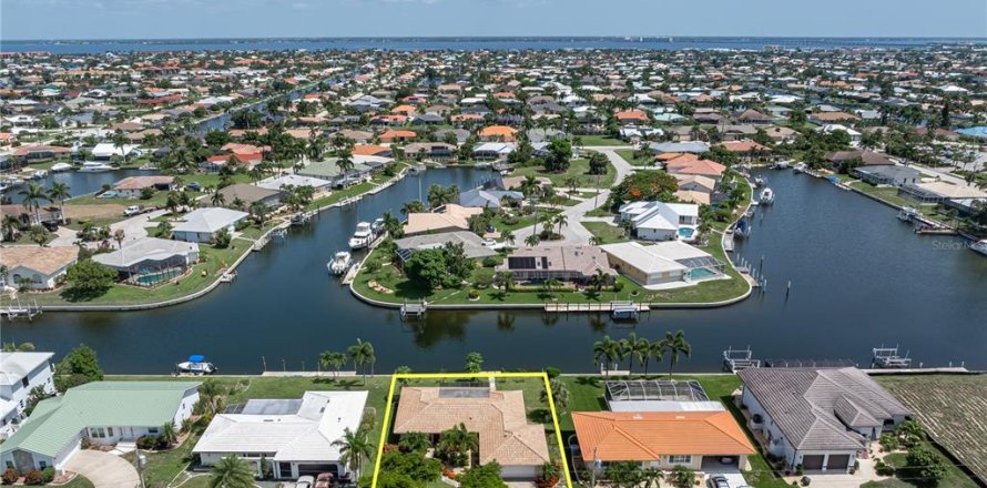 Villa ou maison à Punta Gorda, Floride 3 chambres, 134.52 m2 № 2207428