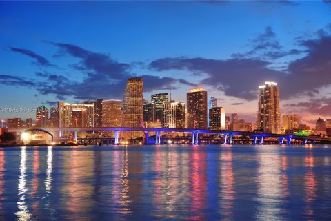 Commercial property in Miami, Florida № 2042608