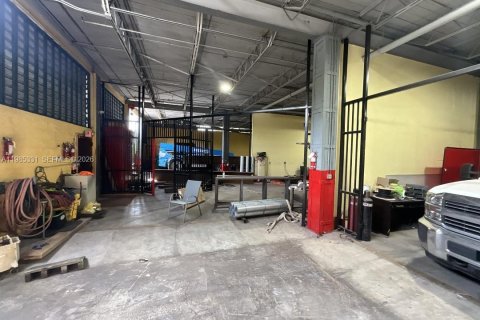 Купить коммерческую недвижимость в Майами, Флорида № 2047292 - фото 14