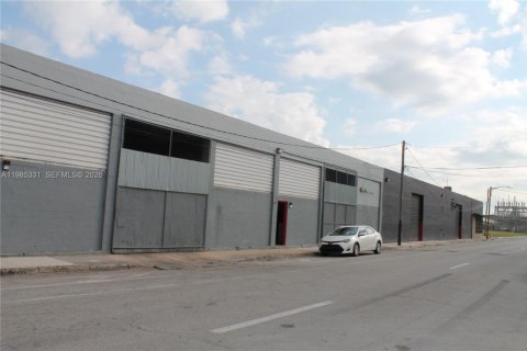 Купить коммерческую недвижимость в Майами, Флорида № 2047292 - фото 2