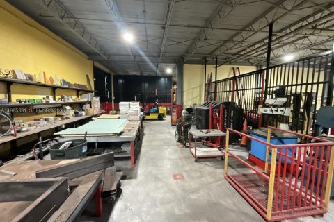 Купить коммерческую недвижимость в Майами, Флорида № 2047292 - фото 17