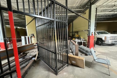 Купить коммерческую недвижимость в Майами, Флорида № 2047292 - фото 12