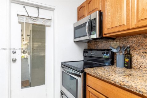 Condo in Coral Gables, Florida, 2 bedrooms  № 1967831 - photo 14