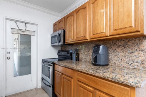 Condo in Coral Gables, Florida, 2 bedrooms  № 1967831 - photo 12
