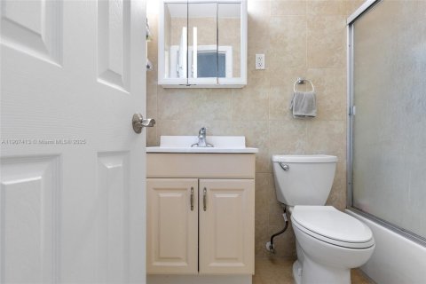 Condo in Coral Gables, Florida, 2 bedrooms  № 1967831 - photo 17