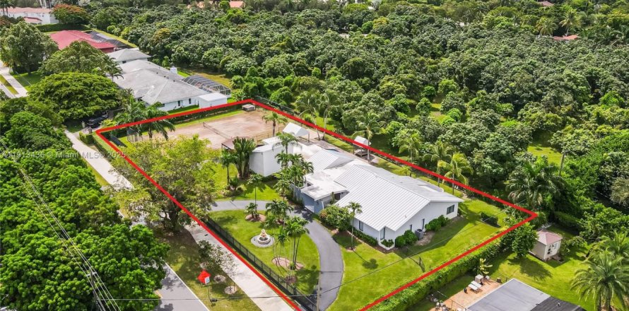 Villa ou maison à Palmetto Bay, Floride 5 chambres, 303.88 m2 № 1969480
