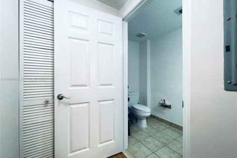 Copropriété à vendre à Coral Gables, Floride: 2 chambres, 111.11 m2 № 2042298 - photo 17