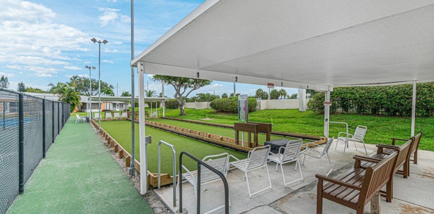 House in Delray Beach, Florida 2 bedrooms, 90.58 sq.m. № 1217190