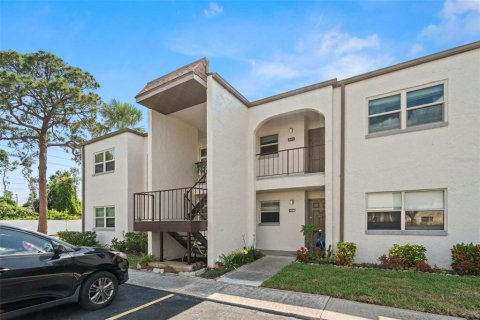 Condo in Seminole, Florida, 2 bedrooms  № 1747195 - photo 1