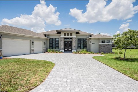 House in Lakeland, Florida 3 bedrooms, 293.57 sq.m. № 2204098