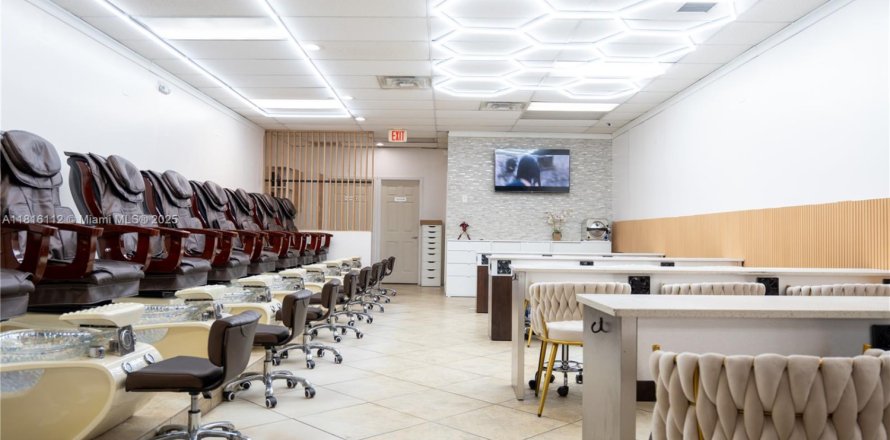 Commercial property in Miami, Florida № 1768849