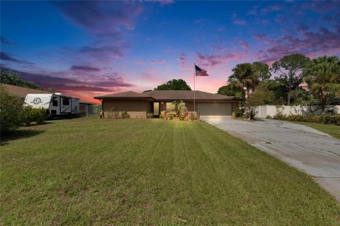 House in Lakeland, Florida 3 bedrooms, 147.81 sq.m. № 1691071 - photo 1