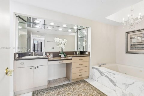 Condominio en venta en Aventura, Florida, 2 dormitorios, 139.35 m2 № 2385525 - foto 16