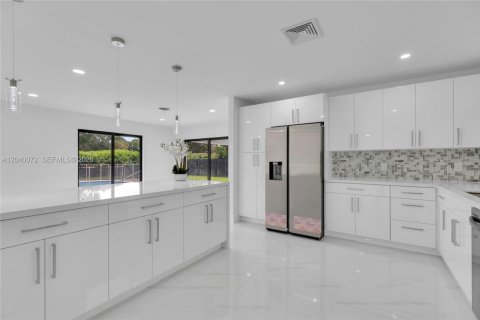 Villa ou maison à vendre à Plantation, Floride: 3 chambres, 194.82 m2 № 2087881 - photo 4