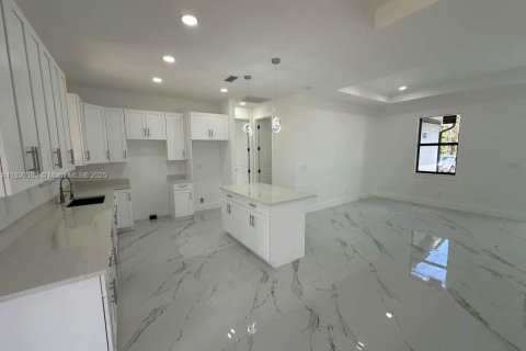 House in Lehigh Acres, Florida 3 bedrooms № 1944785 - photo 4