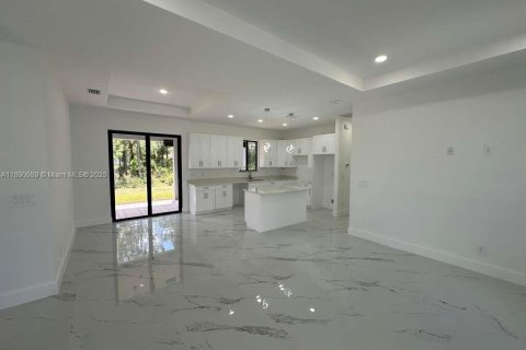 House in Lehigh Acres, Florida 3 bedrooms № 1944785 - photo 5