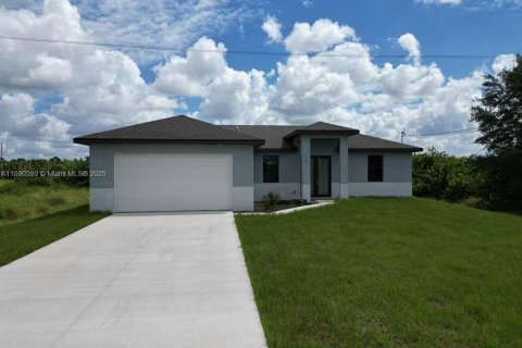 House in Lehigh Acres, Florida 3 bedrooms № 1944785 - photo 1