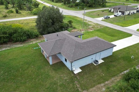 House in Lehigh Acres, Florida 3 bedrooms № 1944785 - photo 2