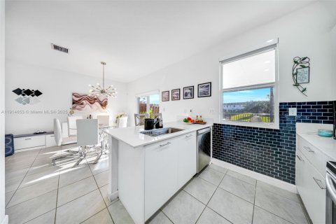 Townhouse in Miami, Florida 3 bedrooms, 123.65 sq.m. № 2054691 - photo 18