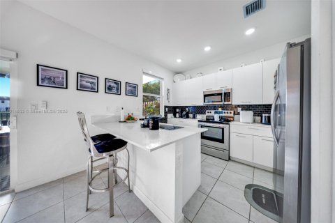 Townhouse in Miami, Florida 3 bedrooms, 123.65 sq.m. № 2054691 - photo 15