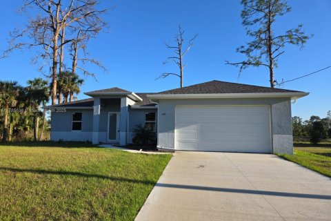 House in Lehigh Acres, Florida 3 bedrooms № 1862813 - photo 1