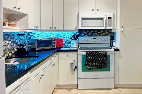 Condo in Sunny Isles Beach, Florida, 1 bedroom  № 2059402 - photo 10