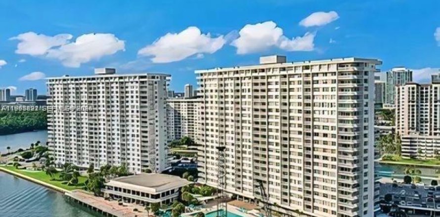 Condo in Sunny Isles Beach, Florida, 1 bedroom  № 2059402