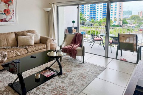 Condo in Sunny Isles Beach, Florida, 1 bedroom  № 2059402 - photo 24