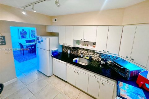 Condo in Sunny Isles Beach, Florida, 1 bedroom  № 2059402 - photo 11