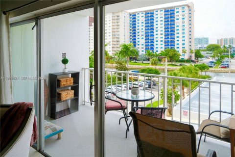 Condo in Sunny Isles Beach, Florida, 1 bedroom  № 2059402 - photo 17