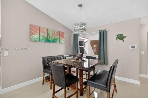 House in Miami, Florida 4 bedrooms, 192.03 sq.m. № 2010734 - photo 11