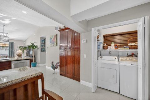 House in Miami, Florida 4 bedrooms, 192.03 sq.m. № 2010734 - photo 7