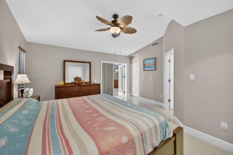 House in Miami, Florida 4 bedrooms, 192.03 sq.m. № 2010734 - photo 16