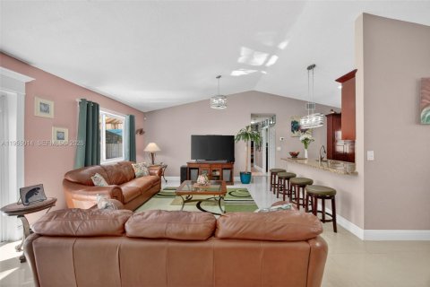 House in Miami, Florida 4 bedrooms, 192.03 sq.m. № 2010734 - photo 10