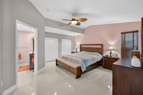 House in Miami, Florida 4 bedrooms, 192.03 sq.m. № 2010734 - photo 15