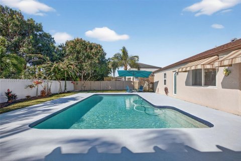 House in Miami, Florida 4 bedrooms, 192.03 sq.m. № 2010734 - photo 30