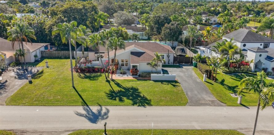 House in Miami, Florida 4 bedrooms, 192.03 sq.m. № 2010734