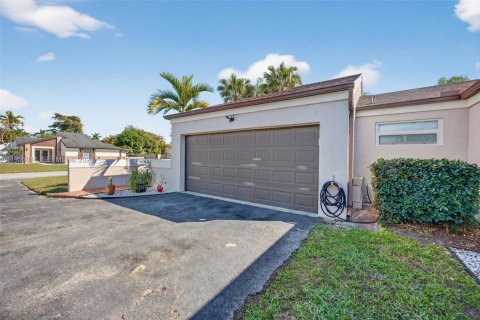 House in Miami, Florida 4 bedrooms, 192.03 sq.m. № 2010734 - photo 4