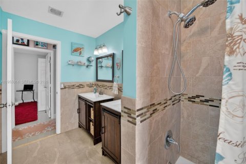 House in Miami, Florida 4 bedrooms, 192.03 sq.m. № 2010734 - photo 25