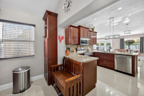 House in Miami, Florida 4 bedrooms, 192.03 sq.m. № 2010734 - photo 6