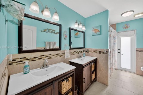 House in Miami, Florida 4 bedrooms, 192.03 sq.m. № 2010734 - photo 23