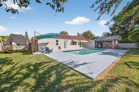 House in Miami, Florida 4 bedrooms, 192.03 sq.m. № 2010734 - photo 28