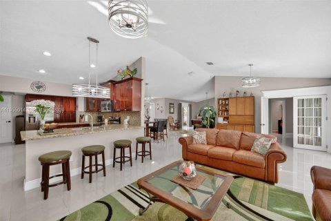 House in Miami, Florida 4 bedrooms, 192.03 sq.m. № 2010734 - photo 8