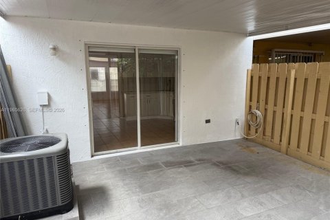 Touwnhouse à vendre à Miami, Floride: 2 chambres, 100.33 m2 № 2027261 - photo 19