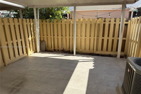 Touwnhouse à vendre à Miami, Floride: 2 chambres, 100.33 m2 № 2027261 - photo 14